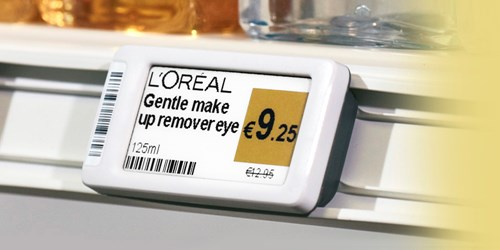 Etiqueta eletrônica de preço em uma gôndola de supermercado